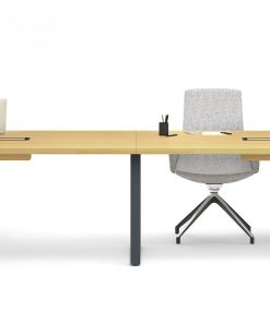 Plan-A vergadertafel met stoelen, afmeting rond 240 x 120 cm, zwart onderstel en amber eiken blad. Narbutas | Bureaustoelen MB