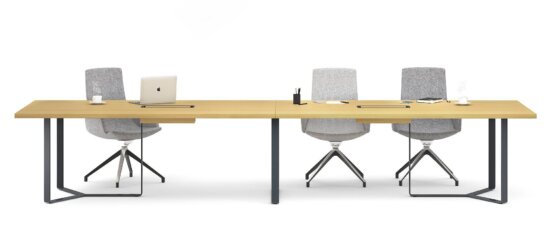 Plan-A vergadertafel met stoelen, afmeting rond 240 x 120 cm, zwart onderstel en amber eiken blad. Narbutas | Bureaustoelen MB