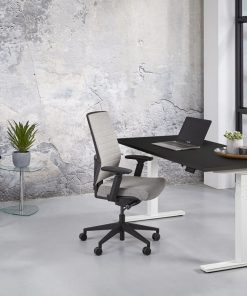 Elektrisch Zit-sta bureau Max met wit frame en Zwart blad