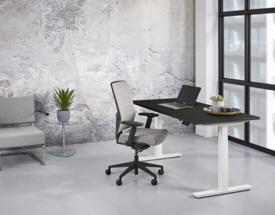 Elektrisch Zit-sta bureau Max met wit frame en Zwart blad