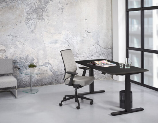 Elektrisch Zit-sta bureau Max met zwart frame en Zwart blad