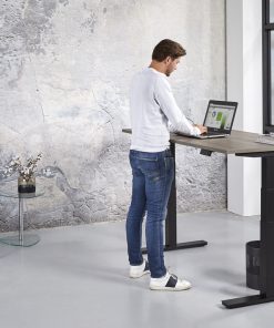 Elektrisch Zit-sta bureau Max met zwart frame en Logan Eiken blad