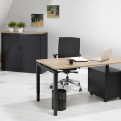 QBic 4 poots bureau met eiken blad en zwart frame. Bureaustoelen MKB