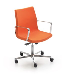 Sumo Chair met kruisvoet, hoogte verstelbaar dmv gasveer met armleggers stof orange. Bureaustoelen MKB