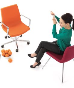 Sumo Chair met kruisvoet, hoogte verstelbaar dmv gasveer met armleggers stof oranje . Bureaustoelen MKB