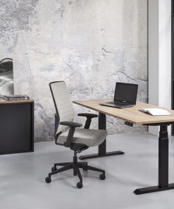 Zit sta bureau Office elektrisch verstelbaar met zwart frame en robson eiken blad. Bureaustoelen MKB