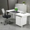 QBic 4 poots bureau met wit blad en wit frame. Bureaustoelen MKB
