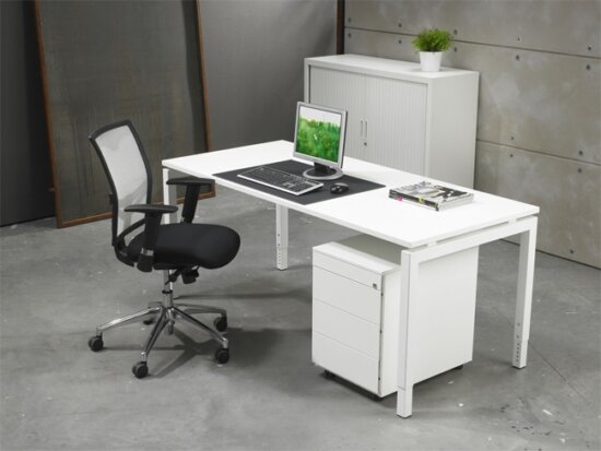 QBic 4 poots bureau met wit blad en wit frame. Bureaustoelen MKB