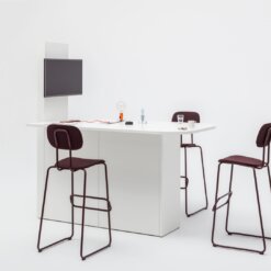 Media-Desk, geheel wit inclusief aansluitingen en berging en barstoelen. Bureaustoelen MKB
