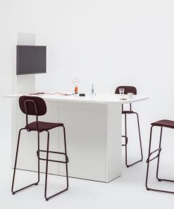 Media-Desk, geheel wit inclusief aansluitingen en berging en barstoelen. Bureaustoelen MKB