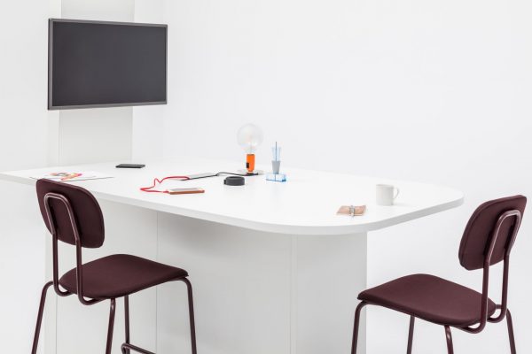 Media-Desk, geheel wit inclusief aansluitingen en berging. Bureaustoelen MKB