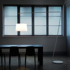 EL 001 -staande lamp met brede kunststof kap. Bureaustoelen MKB