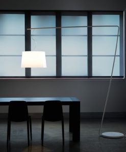 EL 001 -staande lamp met brede kunststof kap. Bureaustoelen MKB