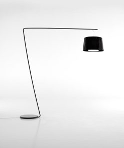 EL 001 staande lamp met brede kunststof kap. Bureaustoelen MKB