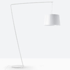 EL 01 staande lamp met brede kunststof kap, geheel wit. Bureaustoelen MKB