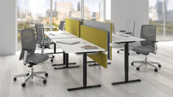 Modus scherm aan bureau, twee kleurig, zit-sta werkplek en Ergo Wind Bureaustoel. Bureaustoelen MKB