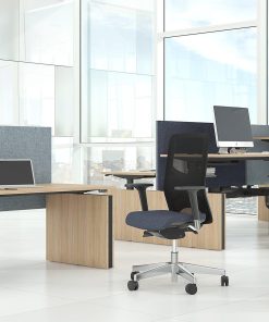 Modus scherm, twee kleurig, met Ergo Wind Bureaustoel. Bureaustoelen MKB