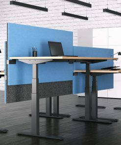 Modus scherm, twee kleurig, zit-sta werkplek en Ergo Wind Bureaustoel. Bureaustoelen MKB
