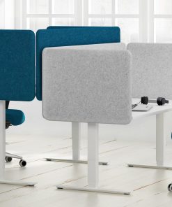 Scherm 530, 53 cm boven bureau werkblad met stoel. Bureaustoelen MKB