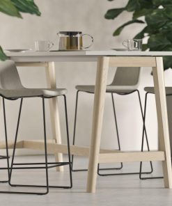 Bartafel Nova Wood met Tango stoel. Bureaustoelen MKVB