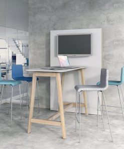 Bartafel Nova Wood met wand. Bureaustoelen MKB