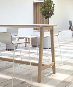 Bartafel Nova Wood met wit blad. Bureaustoelen MKB