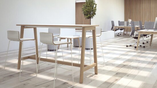 Bartafel Nova Wood met wit blad. Bureaustoelen MKB