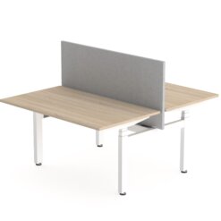 Flex Duo zit sta bureau, met scherm, wit frame en eiken blad. Buraeustoelen MKB