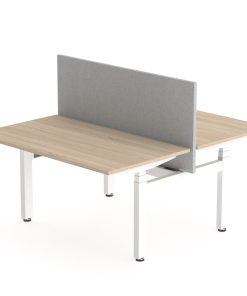 Flex Duo zit sta bureau, met scherm, wit frame en eiken blad. Buraeustoelen MKB