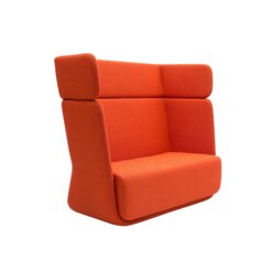 Basket Sofa hoge rug, stofkleur oranje. Bureaustoelen MKB