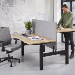 Office duo zit sta bureau, zwart frame en halifax blad met scherm. Bureaustoelen MKB