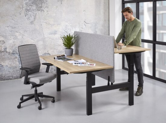 Office duo zit sta bureau, zwart frame en halifax blad met scherm. Bureaustoelen MKB