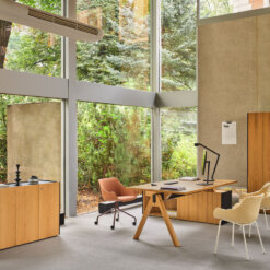 Viga Executive Desk Copper Oak sideboard rechts met stoelen
