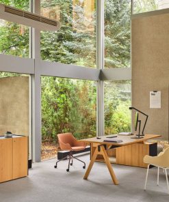 Viga Executive Desk Copper Oak sideboard rechts met stoelen