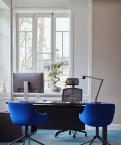 Viga Executive Desk Dark Oak sideboard rechts Baltic Chair blauw