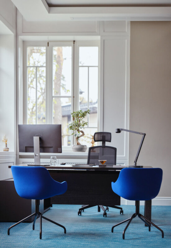 Viga Executive Desk Dark Oak sideboard rechts Baltic Chair blauw