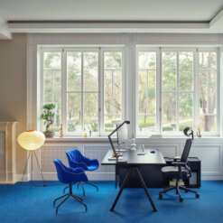 Viga Executive Desk Dark Oak sideboard rechts Baltic Chair blauw