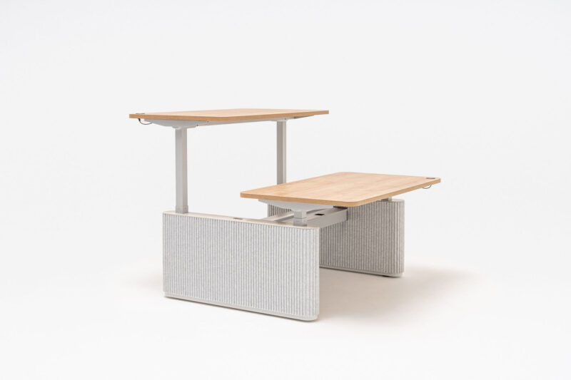Ogi Drive zit-sta bureau blad Honey Oak - frame grijs 1. Blad hoog